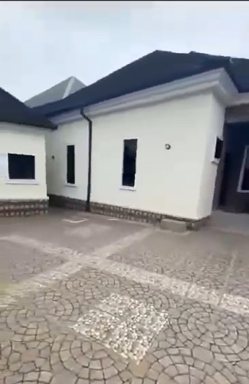 Brand New 4 bedroom bungalow in Asaba at general hospital area, PRICE: N65m Neg. call for inspection
