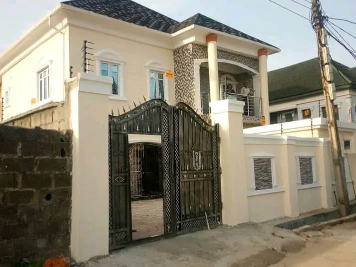 Twin property with separate gates. A wing of 5bedroom duplex and 2numbsers of 3bedroom flats For sale