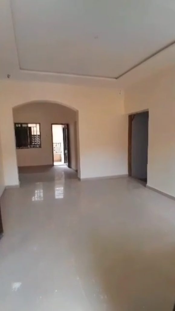 TO LET: 2bedroom flat upstairs available at New Haven neat compound.