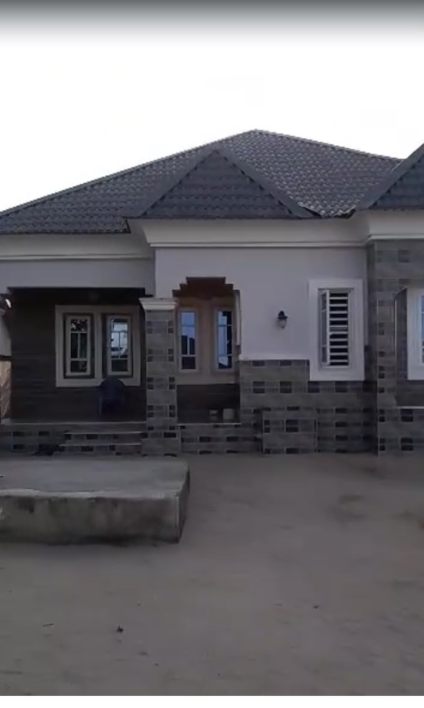 4 bedroom bungalow on a full plot of Land For Sale